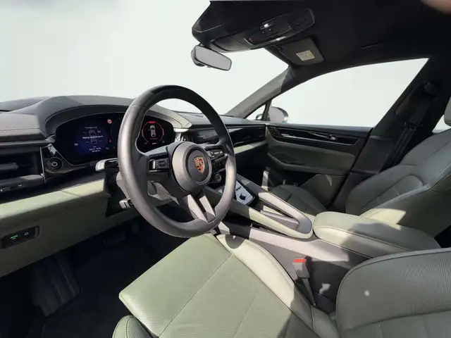Porsche Macan view 5