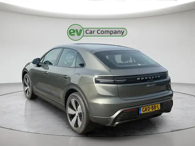 Porsche Macan view 4