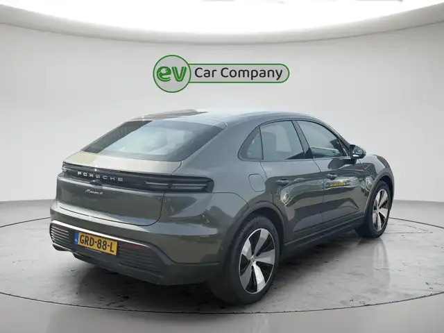Porsche Macan view 3