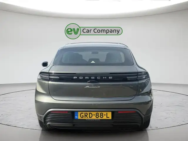 Porsche Macan view 10
