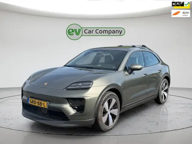 2024 Porsche Macan in Green for sale