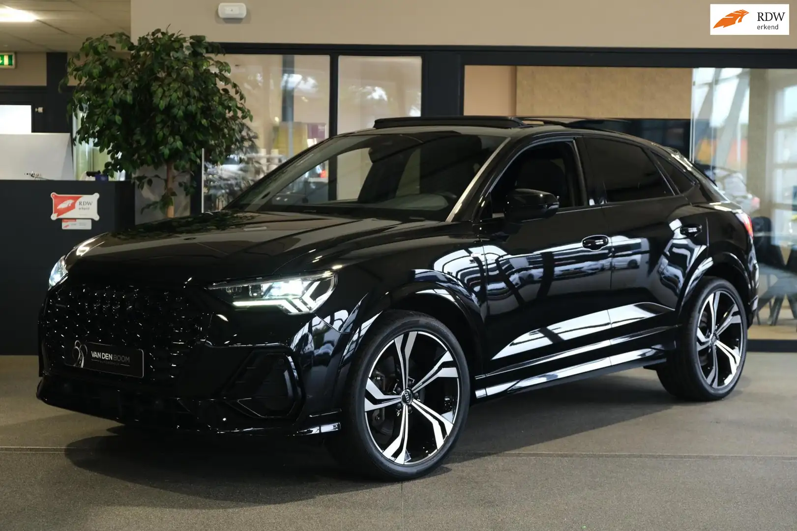 Audi Q3 Sportback 40 TFSI quattro 3 x S-Line Pano Trek Nav Zwart - 1