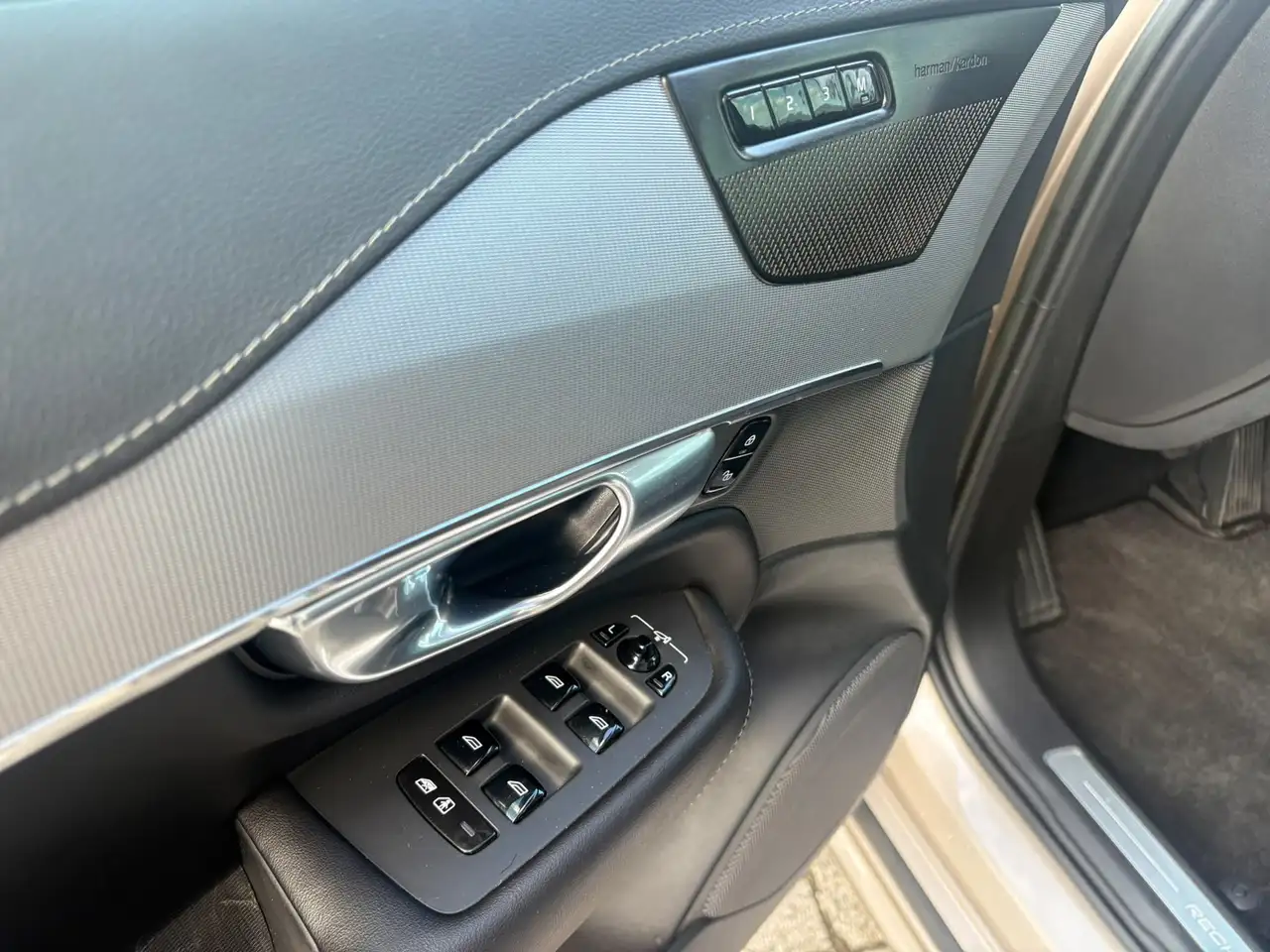 Volvo XC90 2.0 T8 Recharge AWD Ultimate Dark 455pk Luchtverin, миниатюра 10