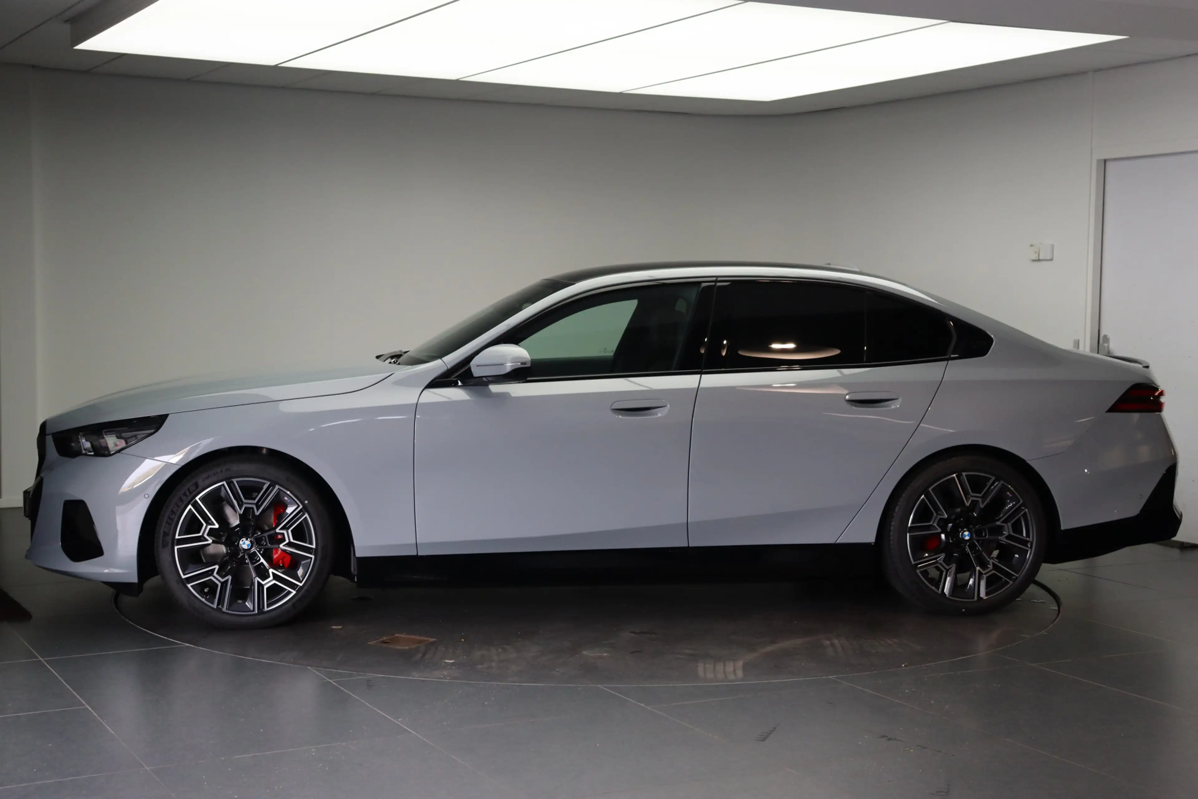 BMW i5 eDrive40 M Sport / Panoramadak / Parking Assistant — photo 2