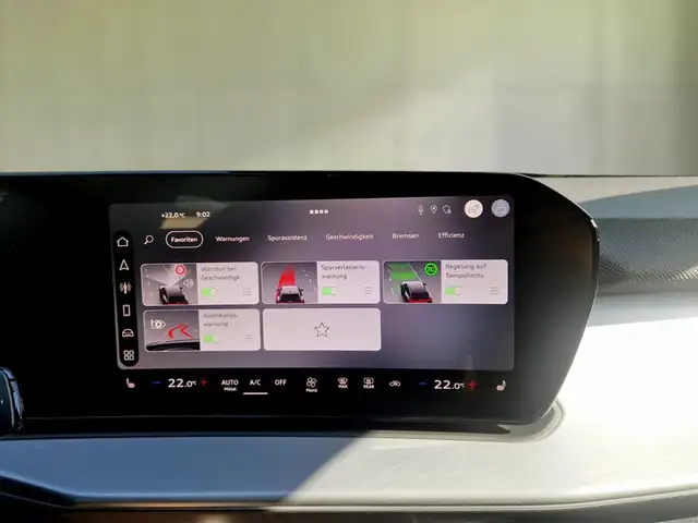 Audi Q3 view 14