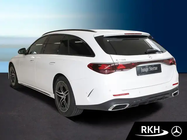 Mercedes-Benz E-Class view 4