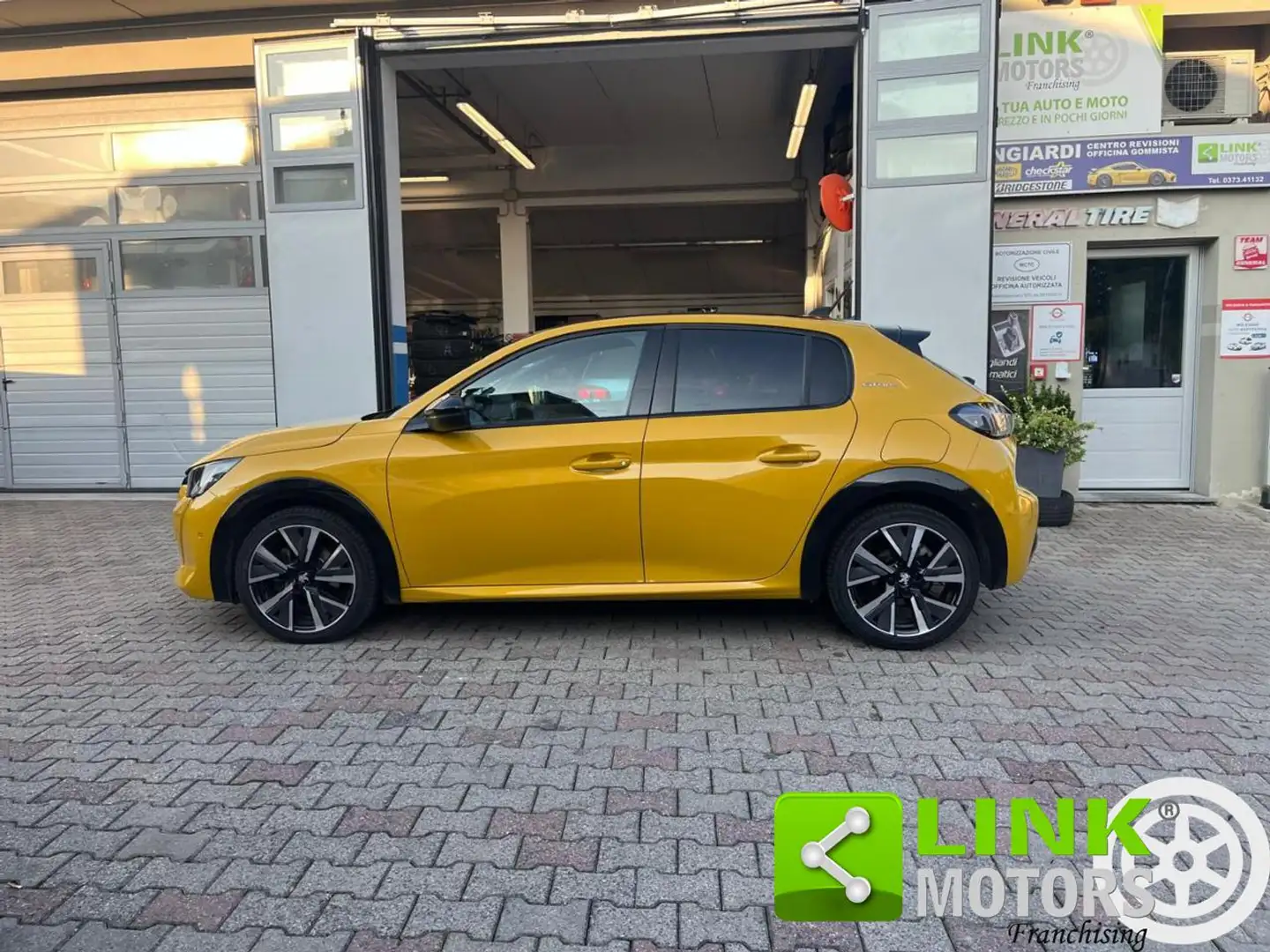Peugeot 208 1° serie BlueHDi 100 S&S 5 porte GT Line Giallo - 2