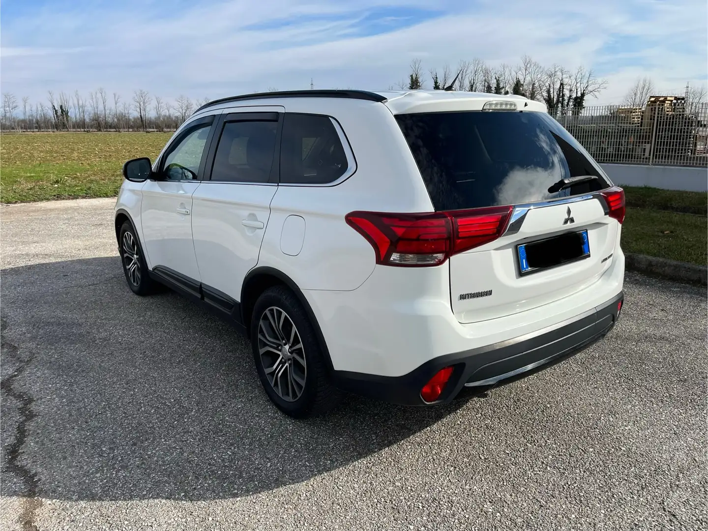 Mitsubishi Outlander 2.2 Instyle Plus Navi Diamond Pack awd 7p.ti auto - 2