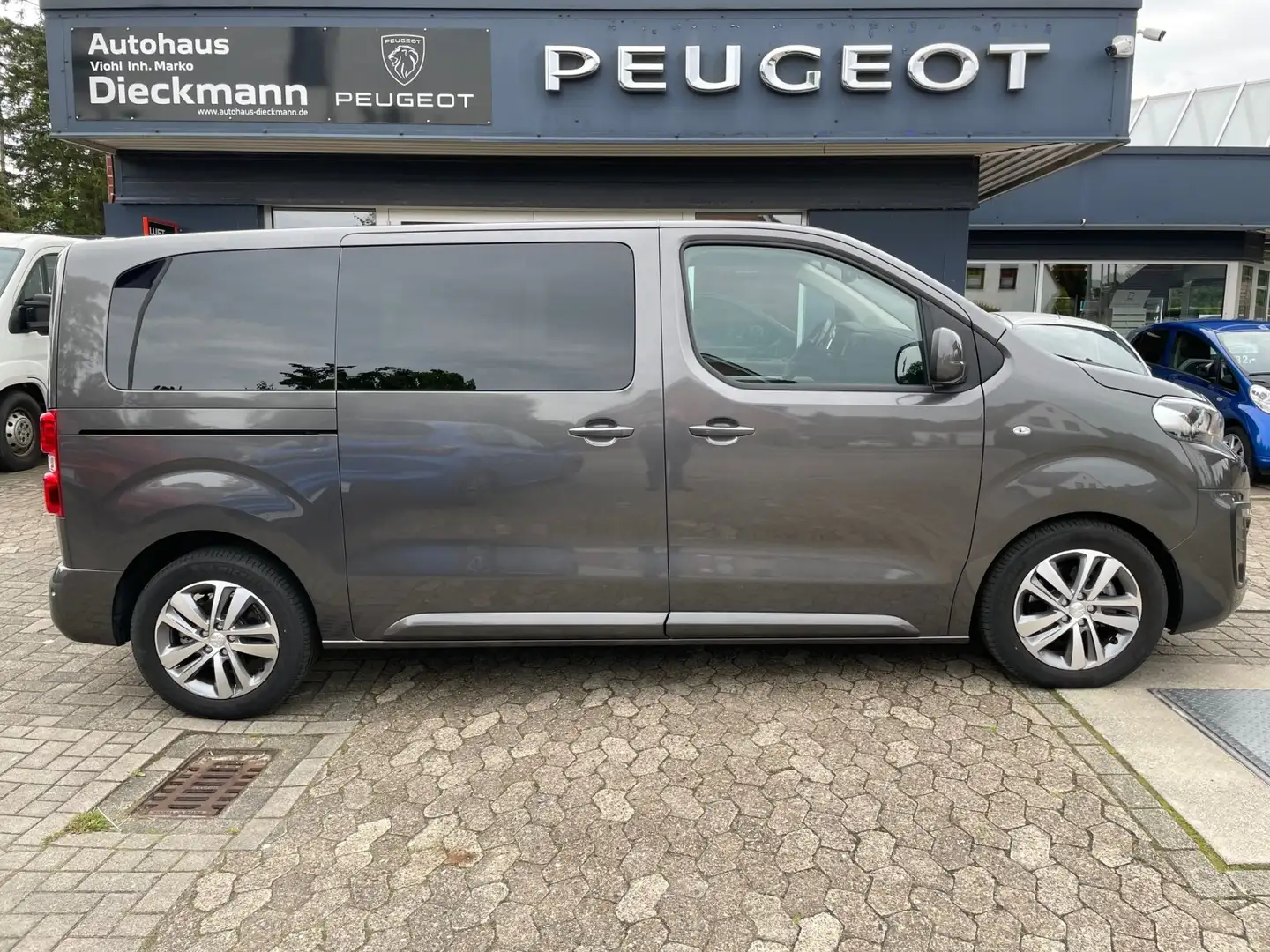 Peugeot Traveller L2 (50kWh) e-Travelller Allure Šedá - 1