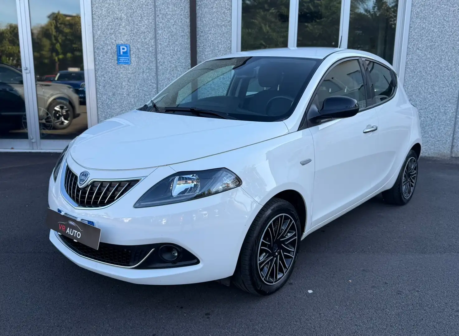 Lancia Ypsilon 1.0 Hybrid Gold Plus CARPLAY/RETROCAM-PROMO FIN Blanc - 1