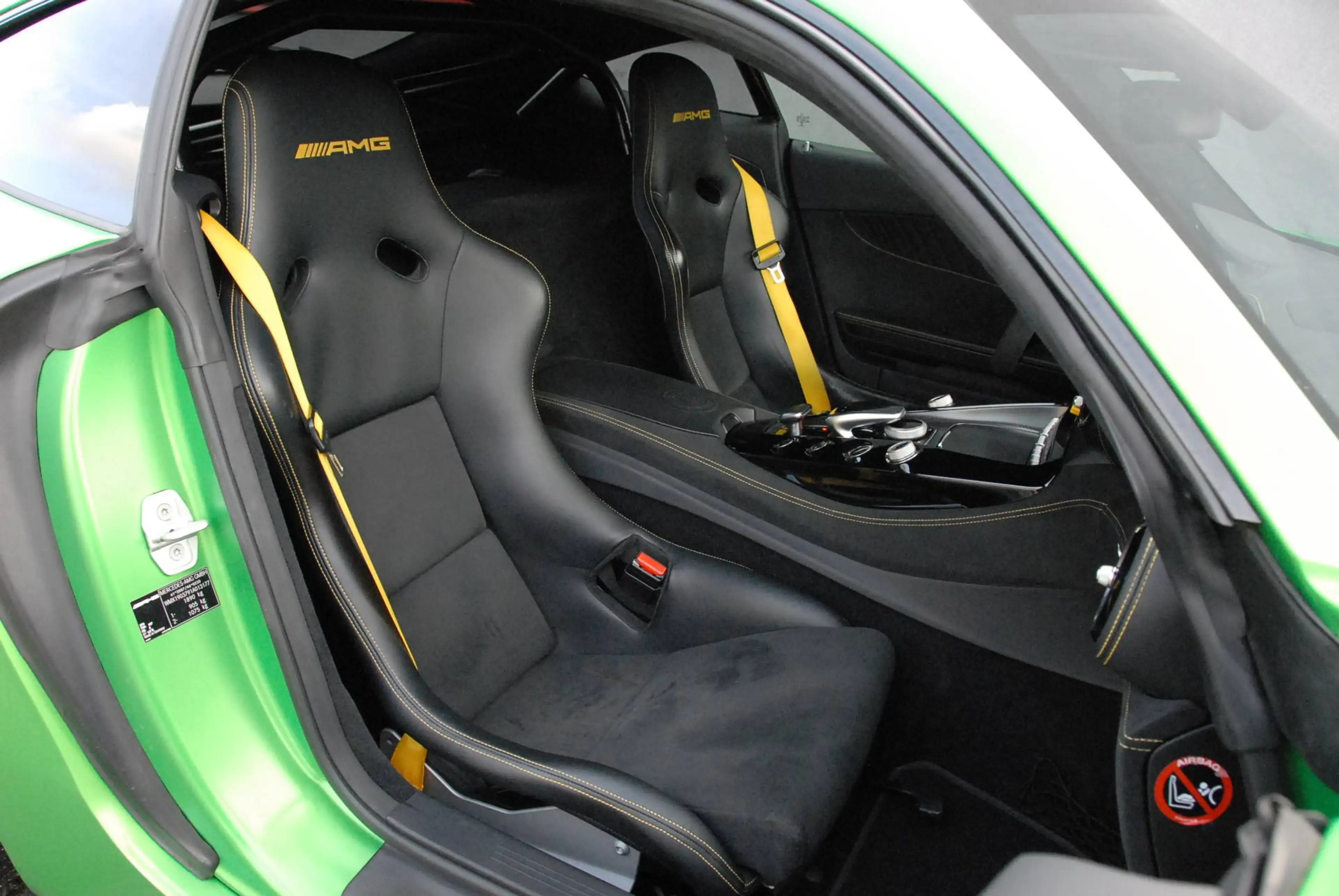 Mercedes-Benz AMG GT 4.0 AMG GT-R / Keramisch Remsysteem / Kuipstoelen / Burmester / Carbon / Hell Green Magno — photo 12