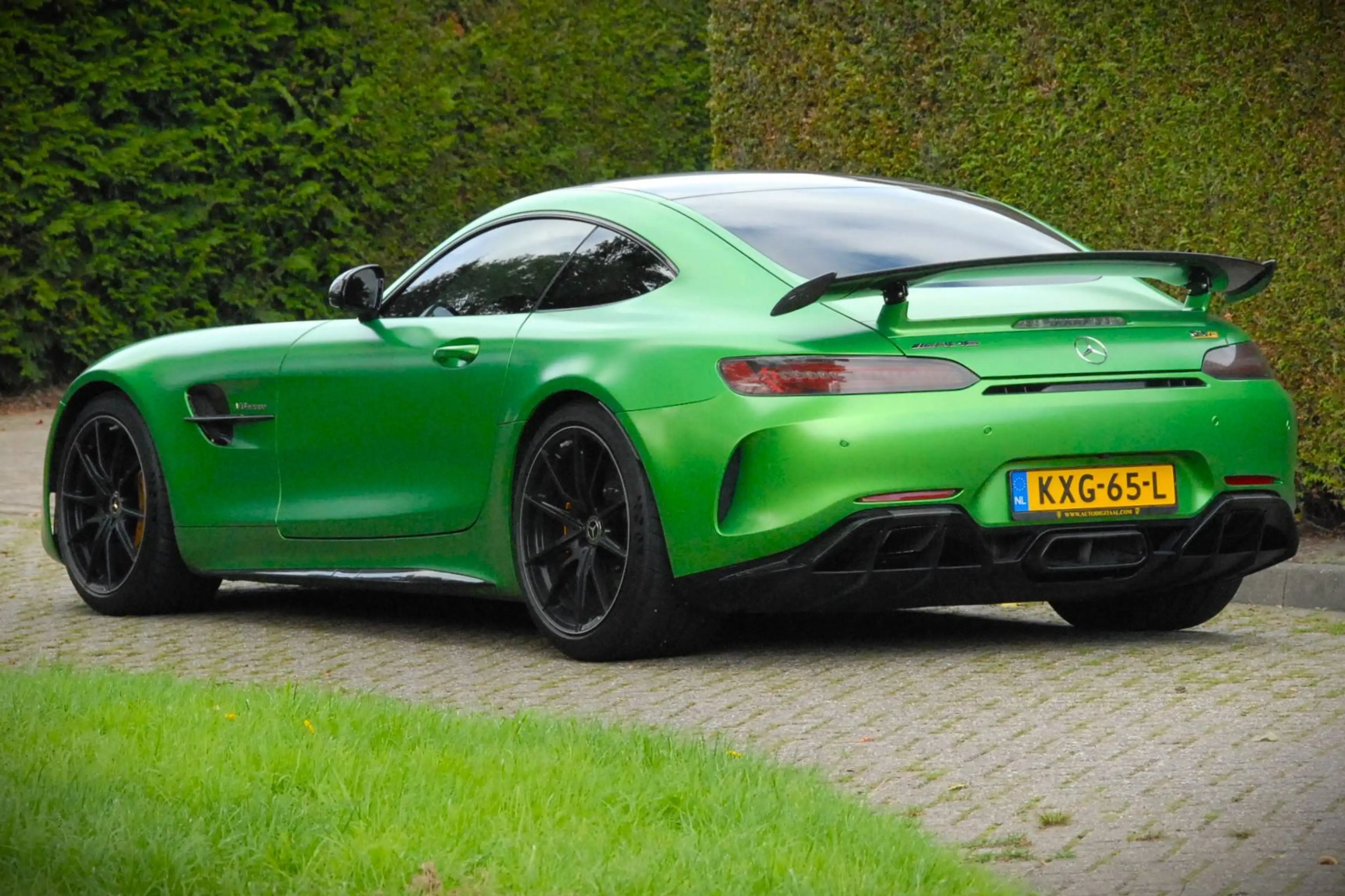 Mercedes-Benz AMG GT 4.0 AMG GT-R / Keramisch Remsysteem / Kuipstoelen / Burmester / Carbon / Hell Green Magno — photo 4
