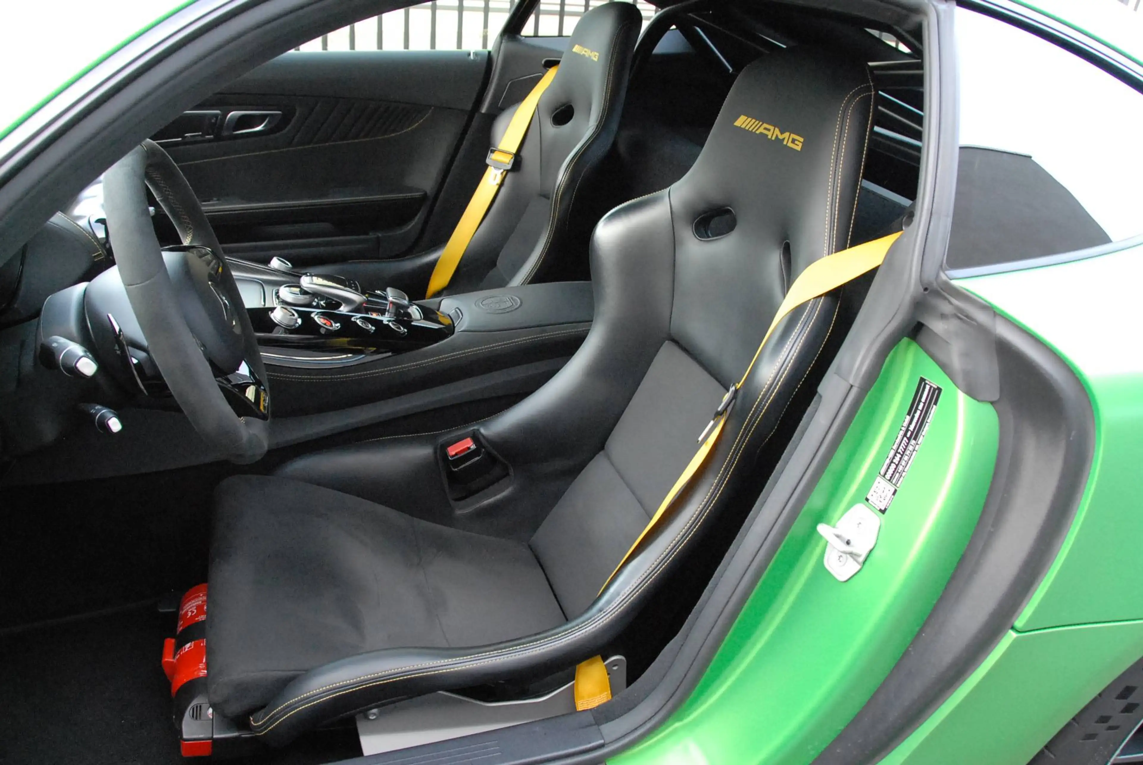 Mercedes-Benz AMG GT 4.0 AMG GT-R / Keramisch Remsysteem / Kuipstoelen / Burmester / Carbon / Hell Green Magno — photo 9