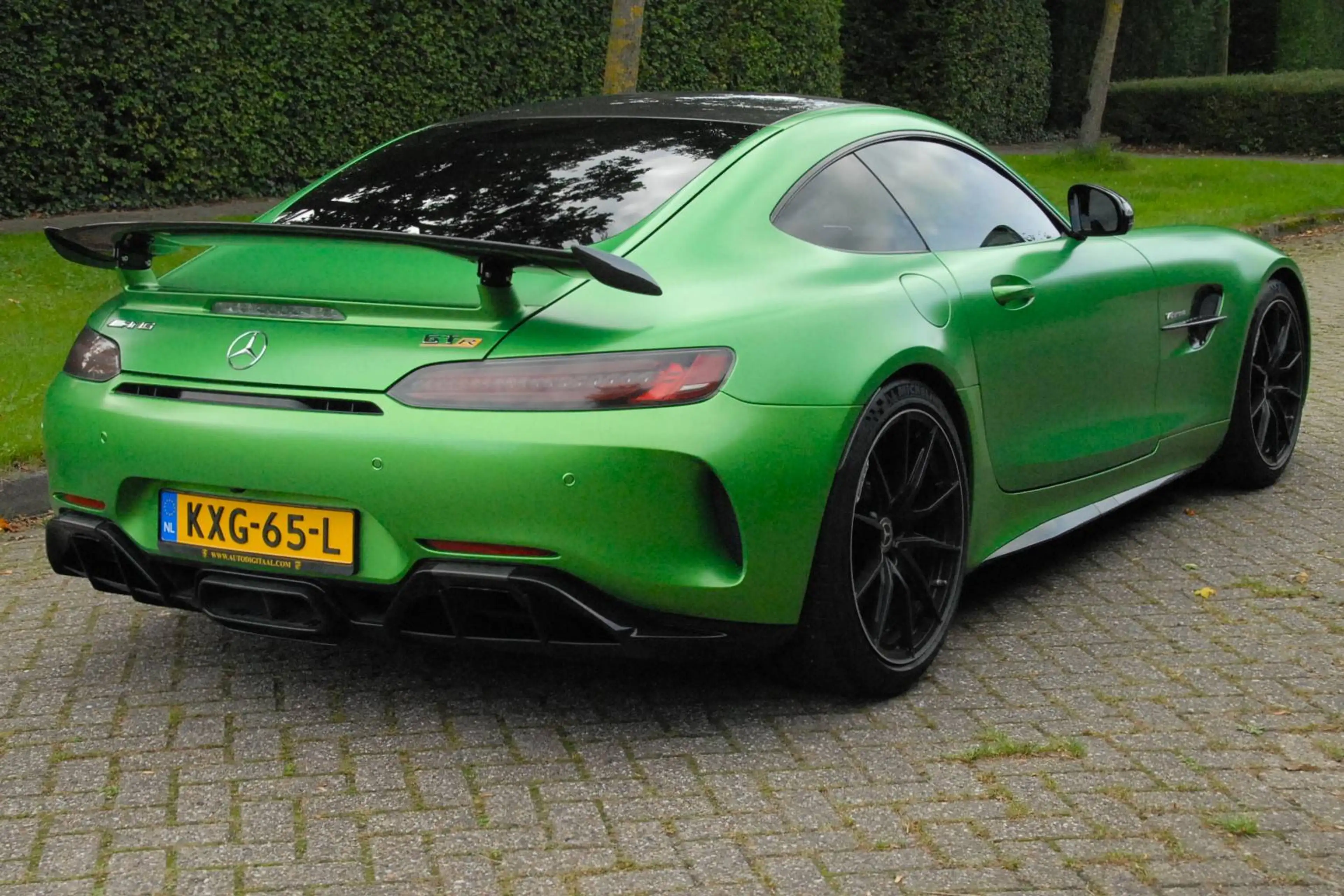 Mercedes-Benz AMG GT 4.0 AMG GT-R / Keramisch Remsysteem / Kuipstoelen / Burmester / Carbon / Hell Green Magno — photo 3