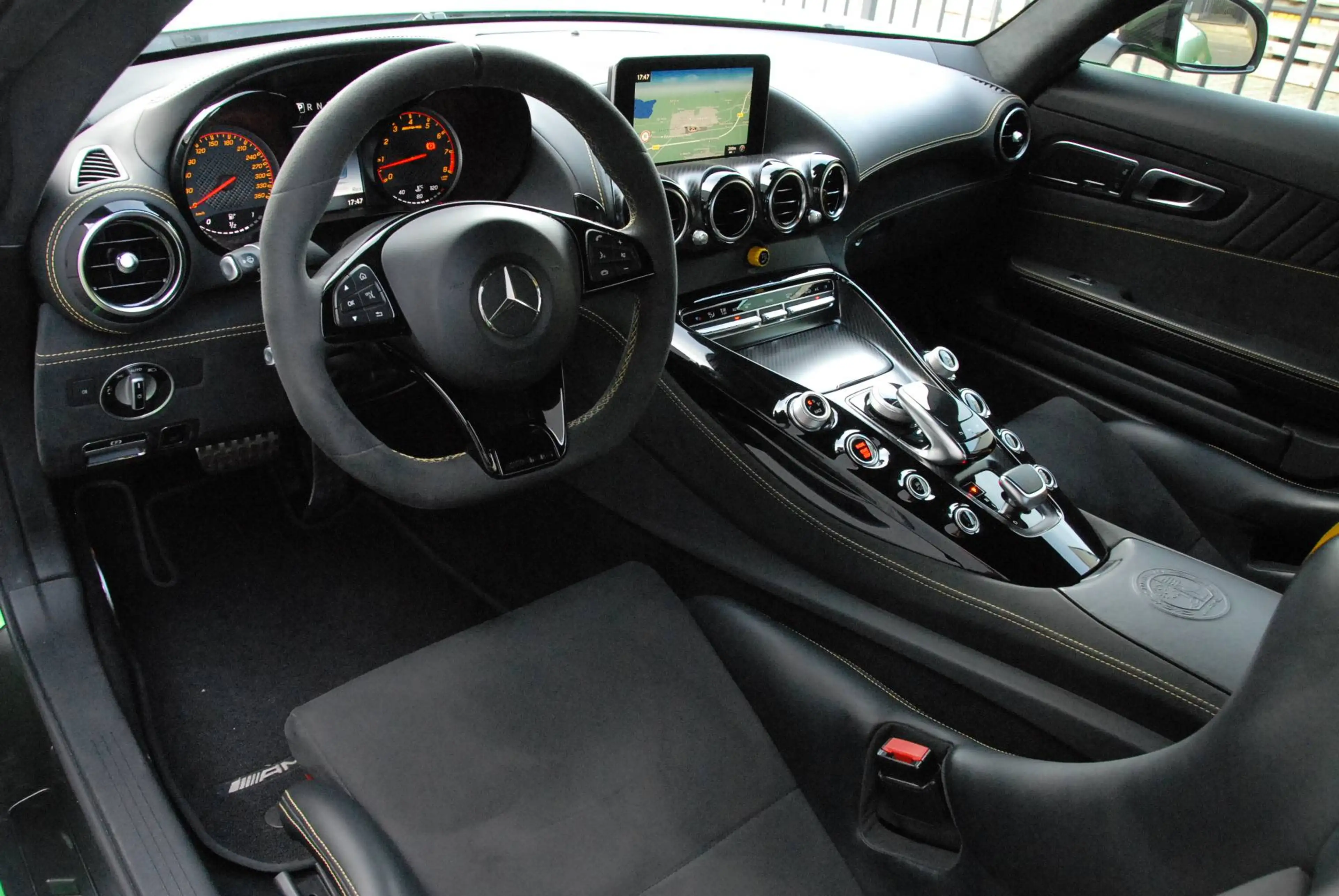 Mercedes-Benz AMG GT 4.0 AMG GT-R / Keramisch Remsysteem / Kuipstoelen / Burmester / Carbon / Hell Green Magno — photo 8