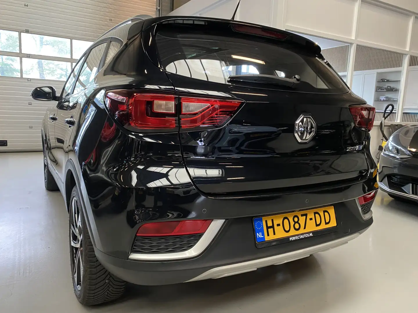 MG ZS EV Luxury 45 kWh Pano, Camera Schwarz - 2