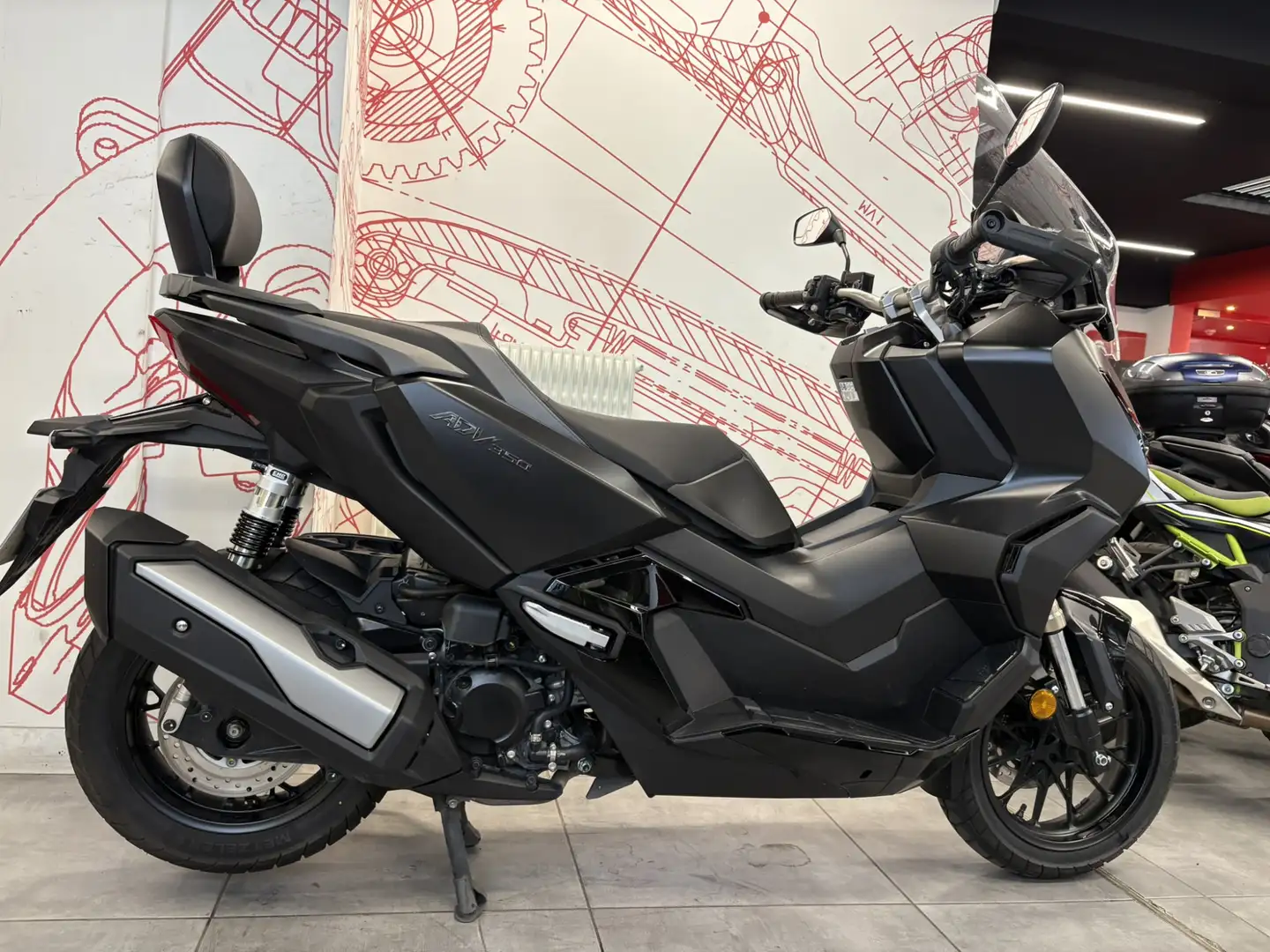 Honda ADV 350 Negro - 1