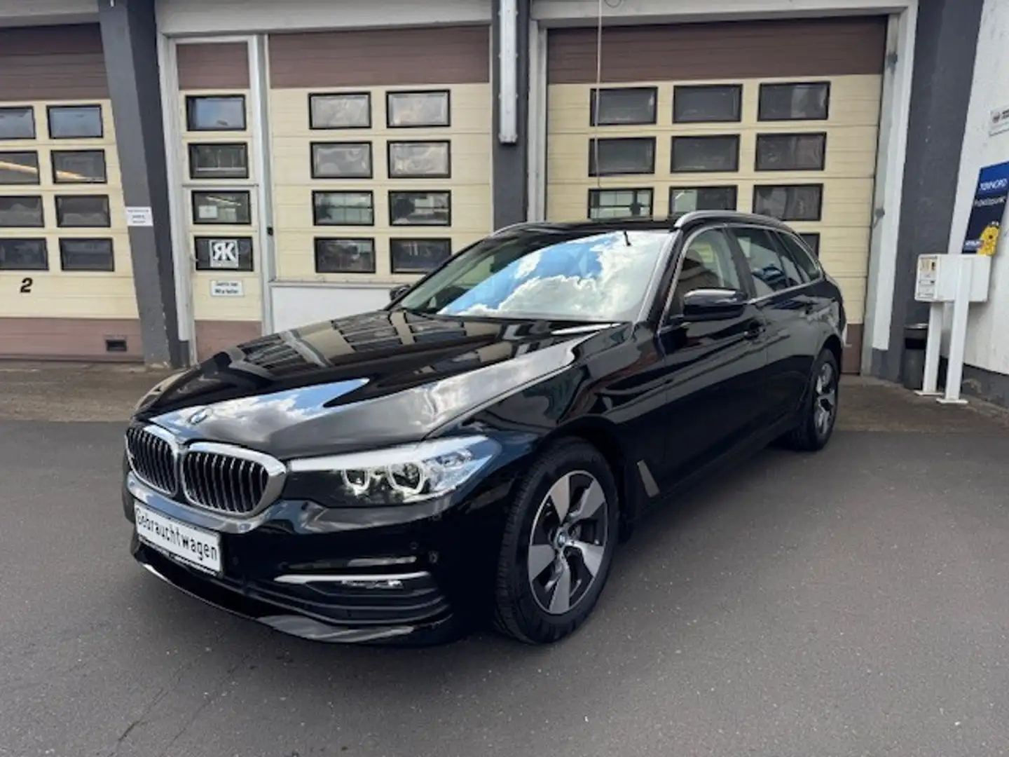 BMW 520 i Touring Leder Pano PDC ACC SHZ Kamera Navi Schwarz - 2