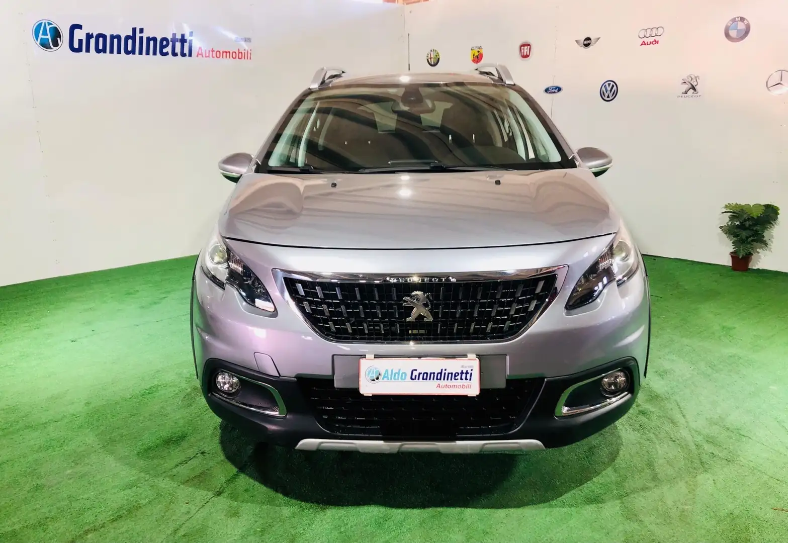 Peugeot 2008 BlueHDi 120 S&S Allure Grau - 2