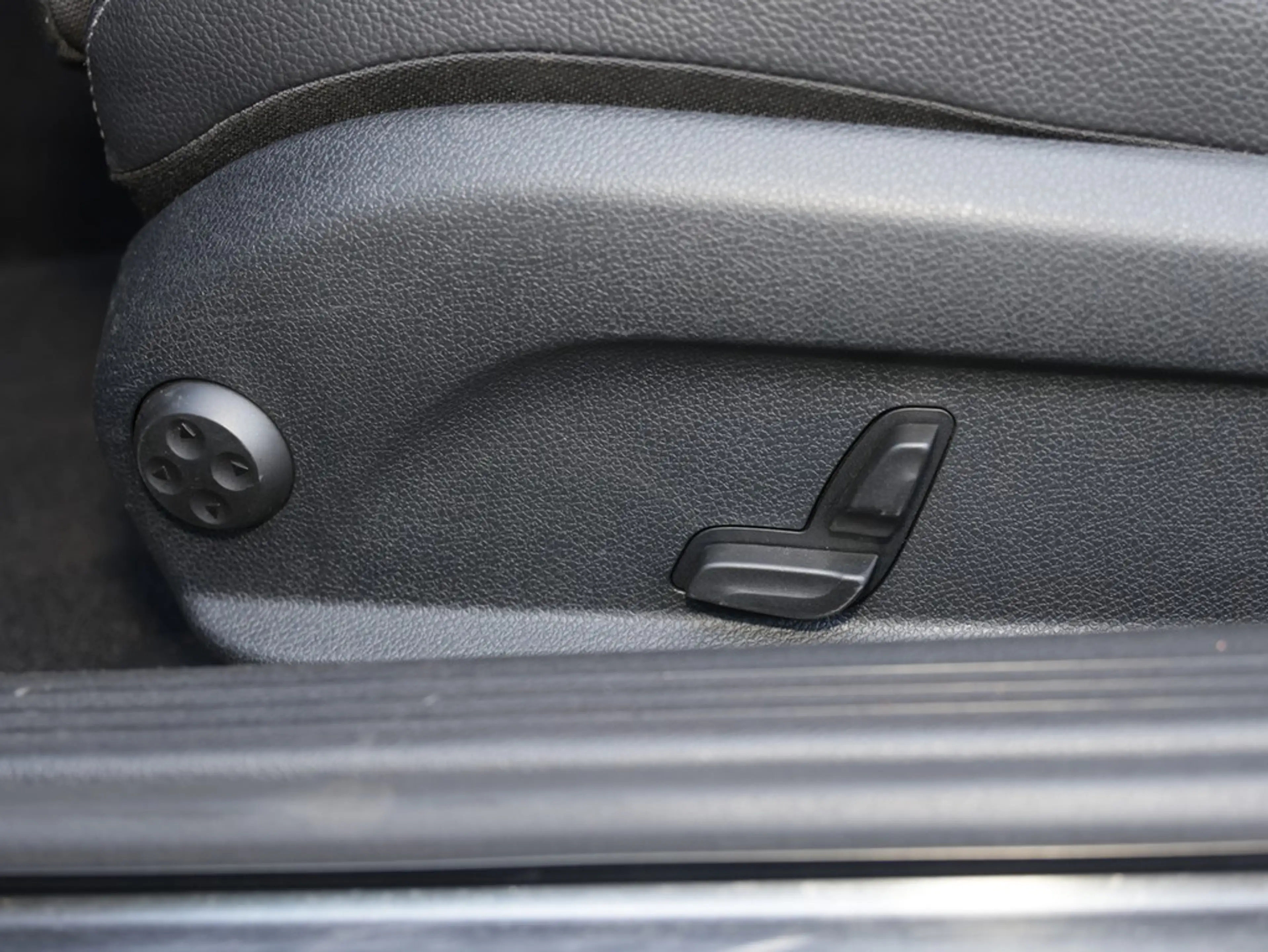 Mercedes-Benz C 200 AMG Line — photo 12