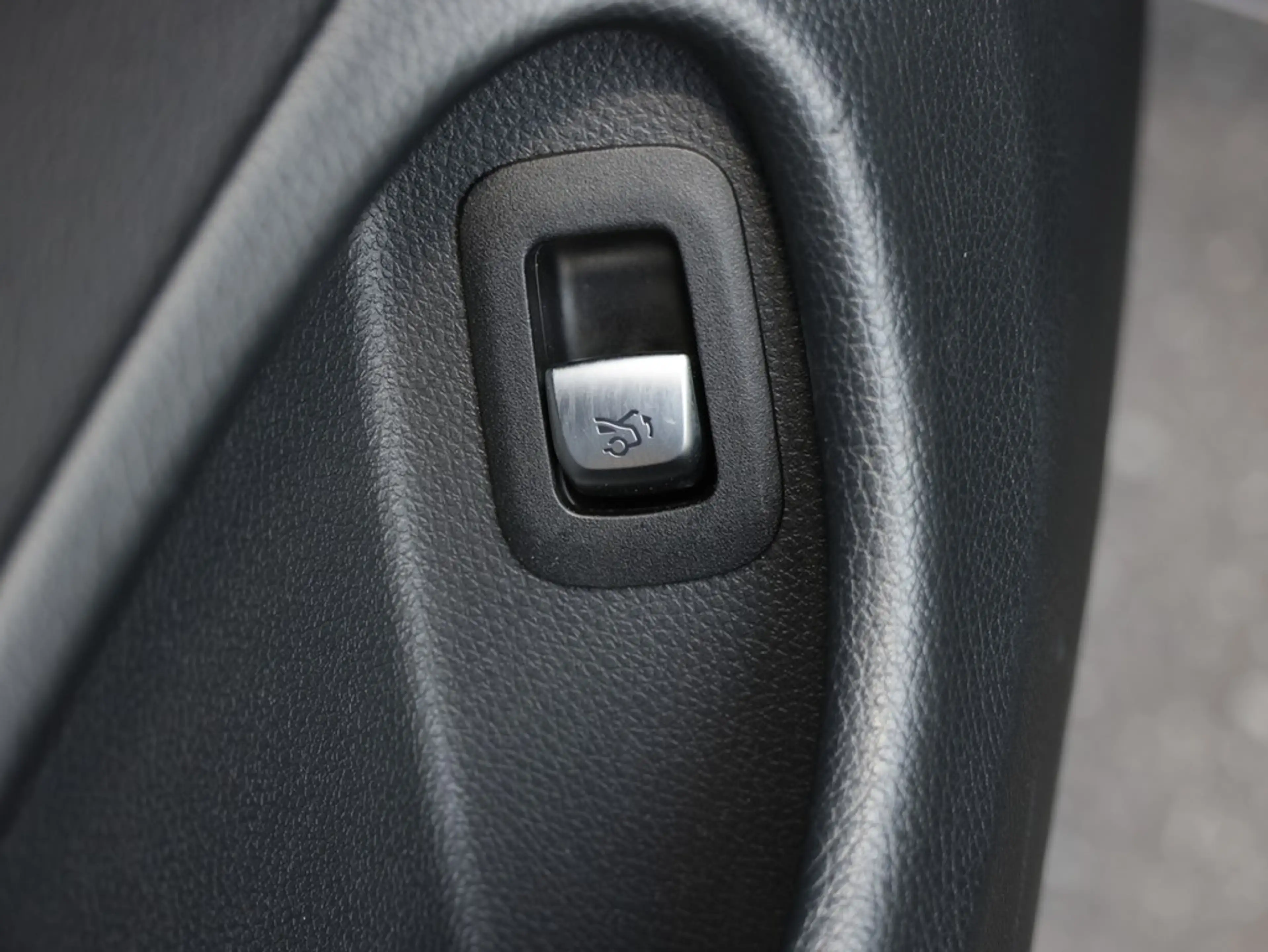 Mercedes-Benz C 200 AMG Line — photo 13