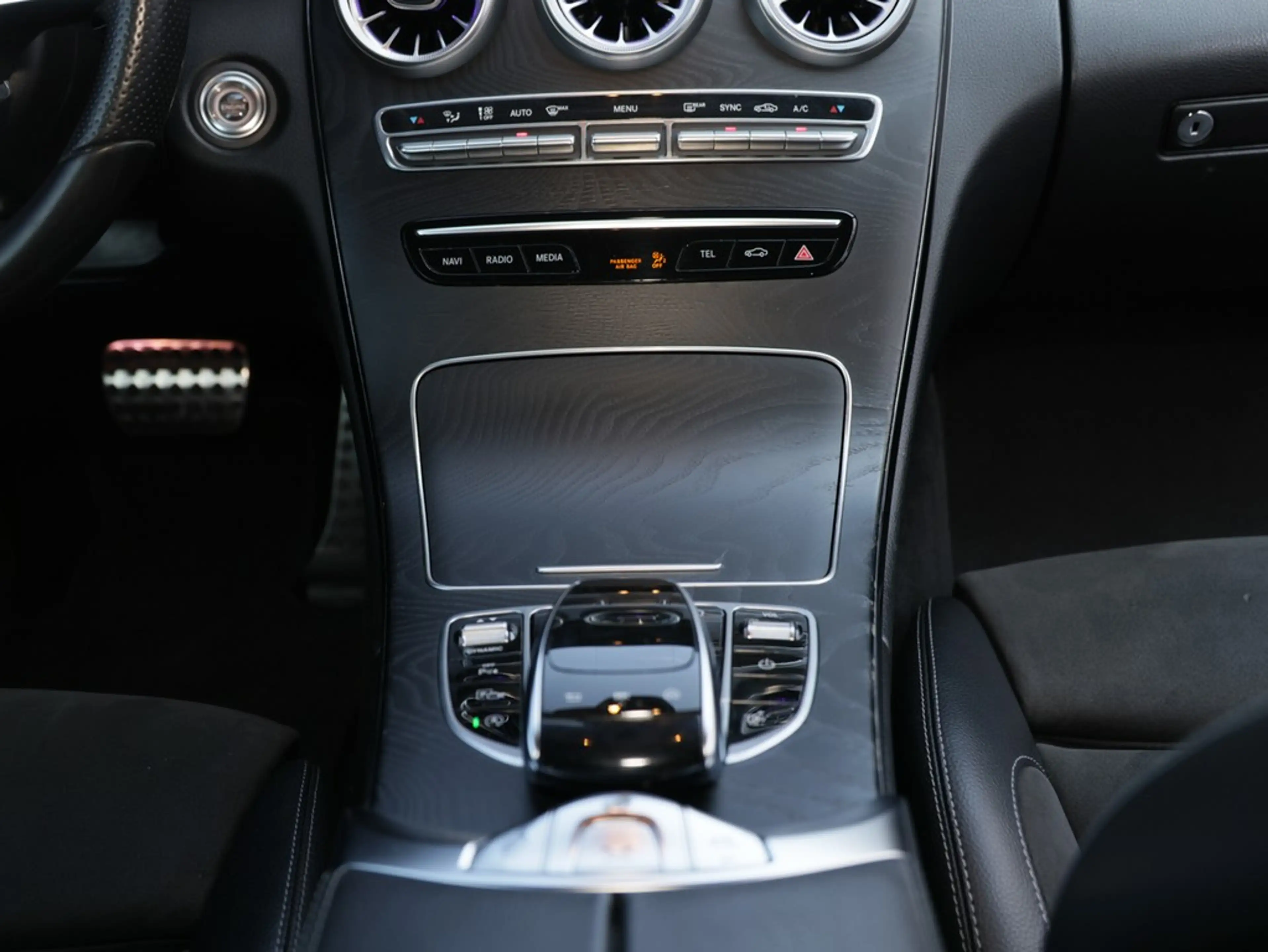 Mercedes-Benz C 200 AMG Line — photo 19