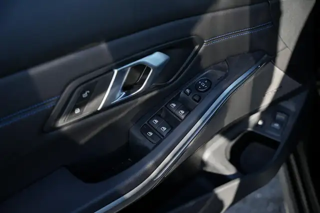 BMW 3 Series view 16