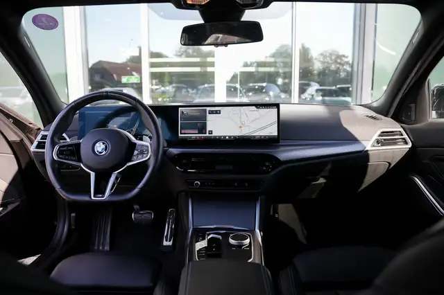 BMW 3 Series view 4