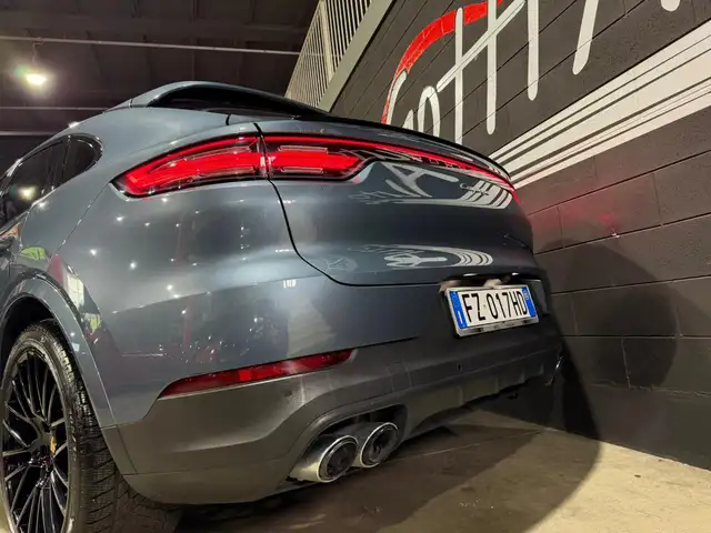Porsche Cayenne view 8