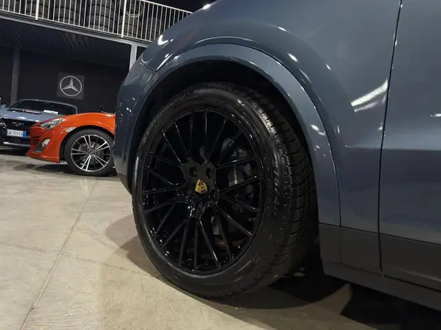 Porsche Cayenne view 9