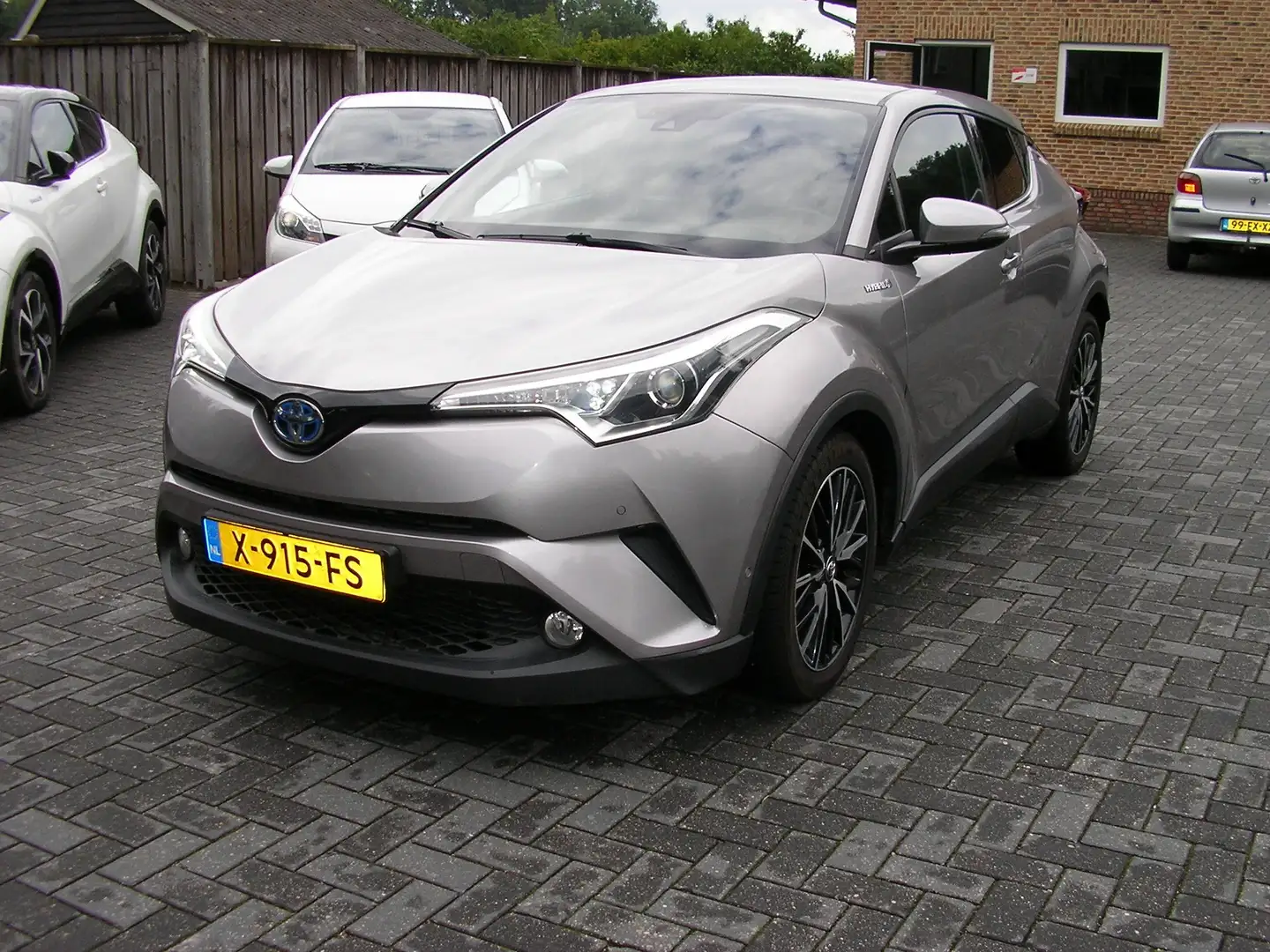 Toyota C-HR 1.8 Hybrid Executive DODEHOEK  LEER  NAVI  KEYLESS Grijs - 1