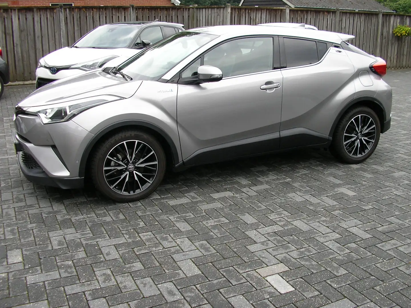 Toyota C-HR 1.8 Hybrid Executive DODEHOEK  LEER  NAVI  KEYLESS Grijs - 2