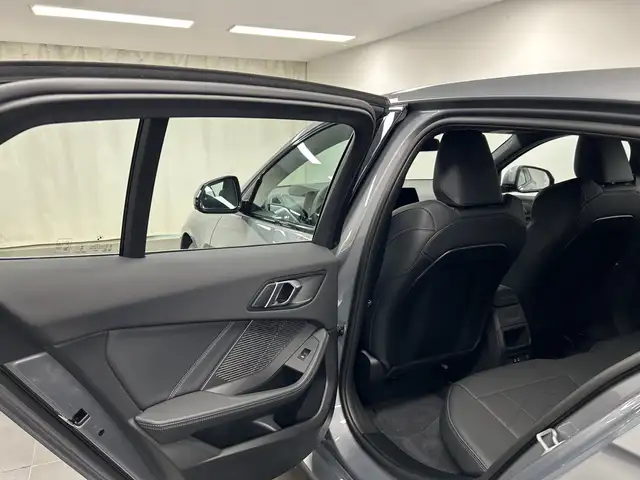 BMW 1 Series view 13