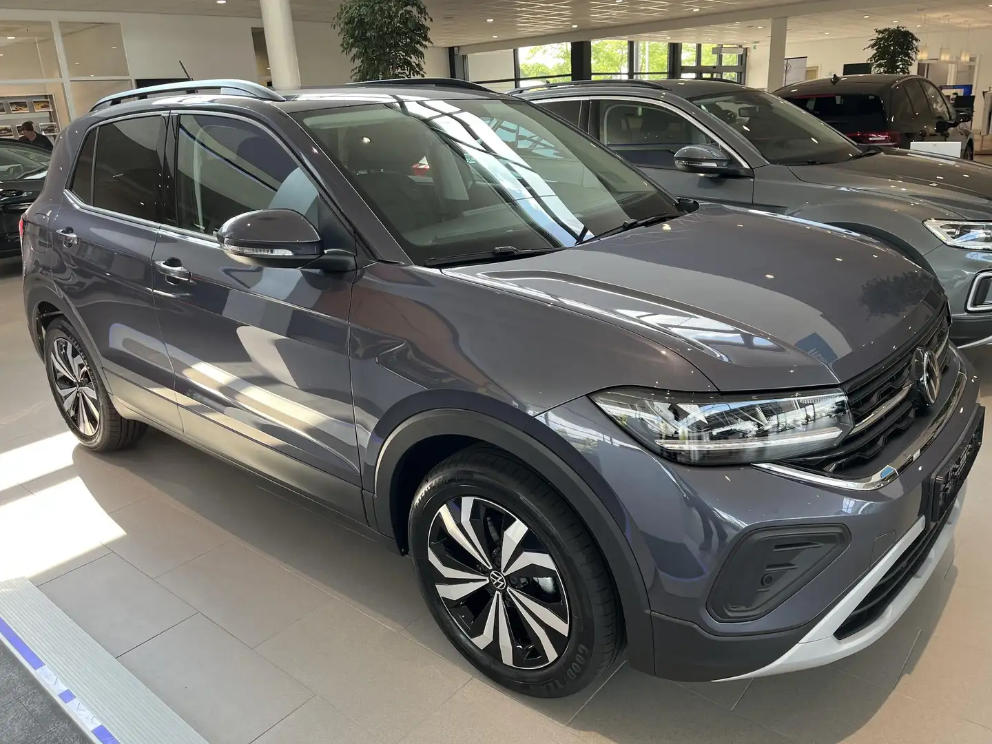 Volkswagen T-Cross 1.0 TSI Life Edition Climate Control | Stoelverwar Grijs - 2