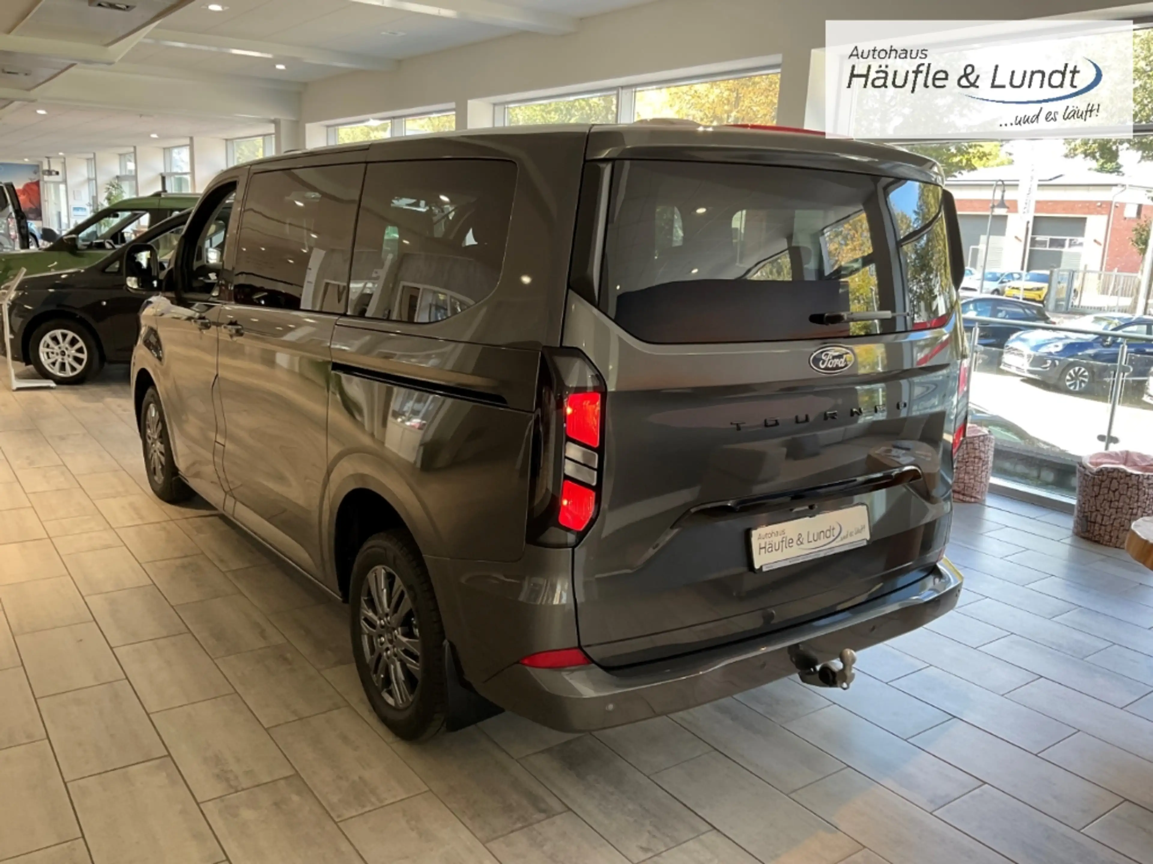 Ford Tourneo Custom 320 L1 Titanium StandHZG AHK-klappbar Navi 360 Kam — photo 4