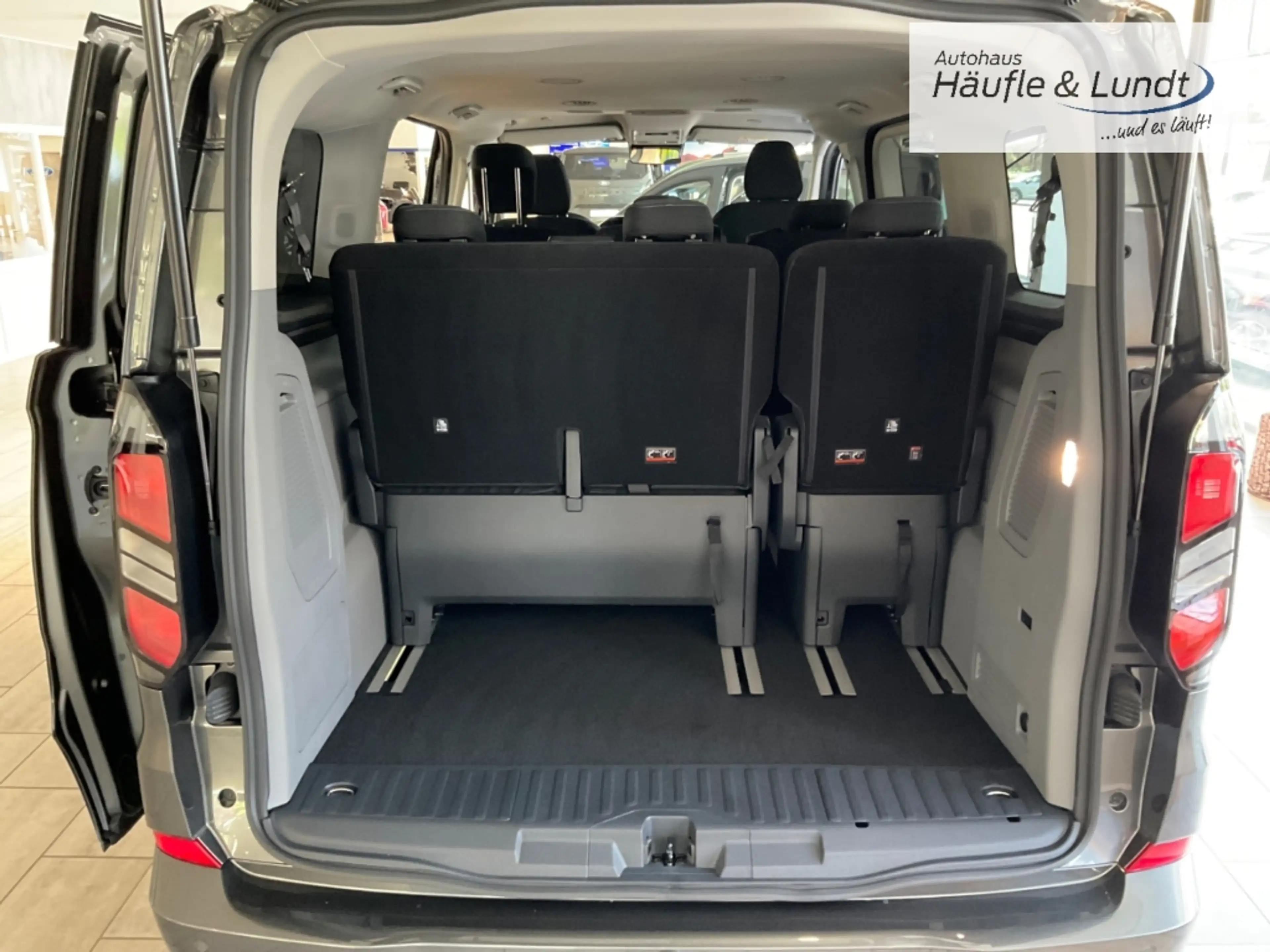 Ford Tourneo Custom 320 L1 Titanium StandHZG AHK-klappbar Navi 360 Kam — photo 14