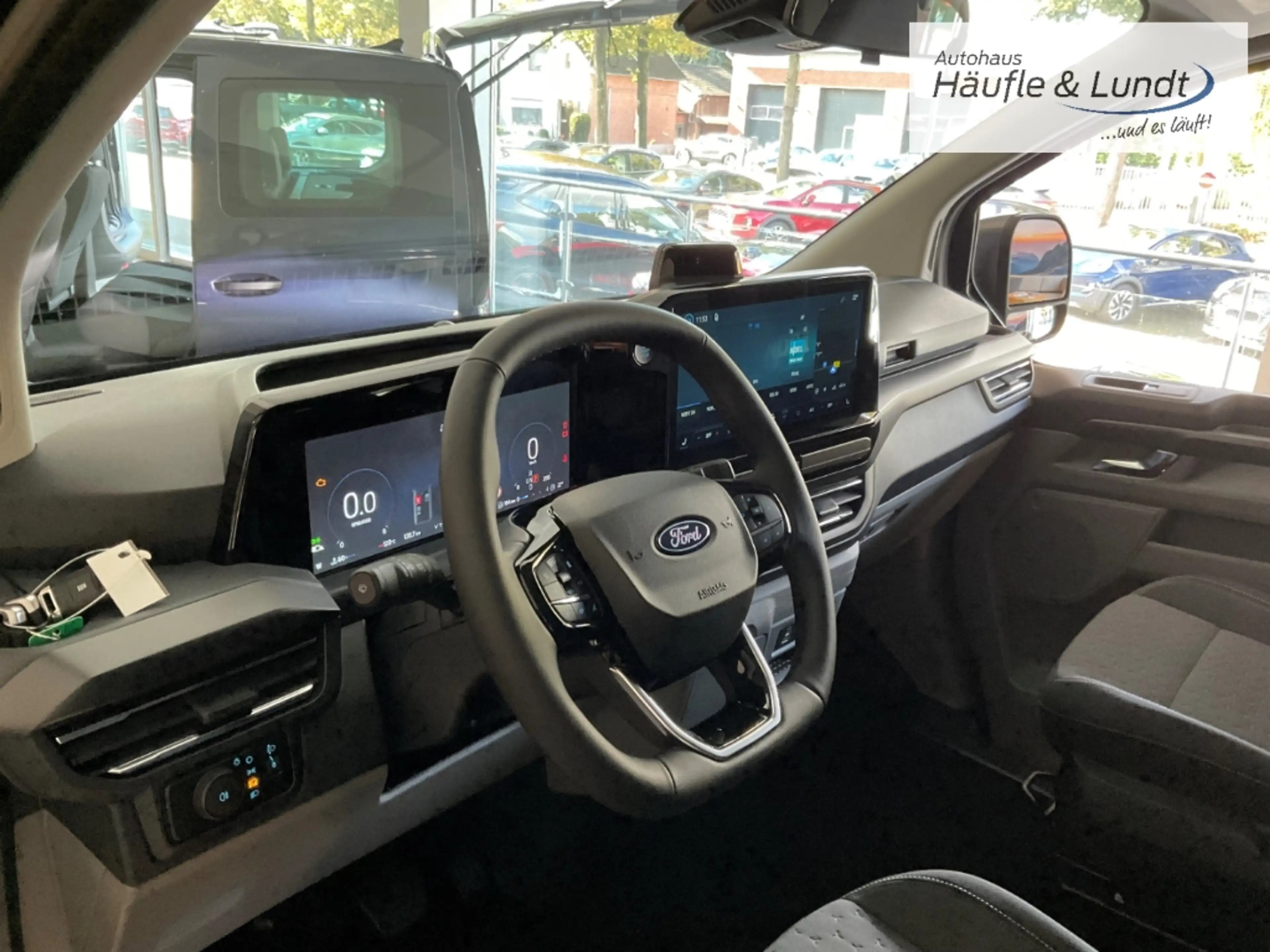 Ford Tourneo Custom 320 L1 Titanium StandHZG AHK-klappbar Navi 360 Kam — photo 9