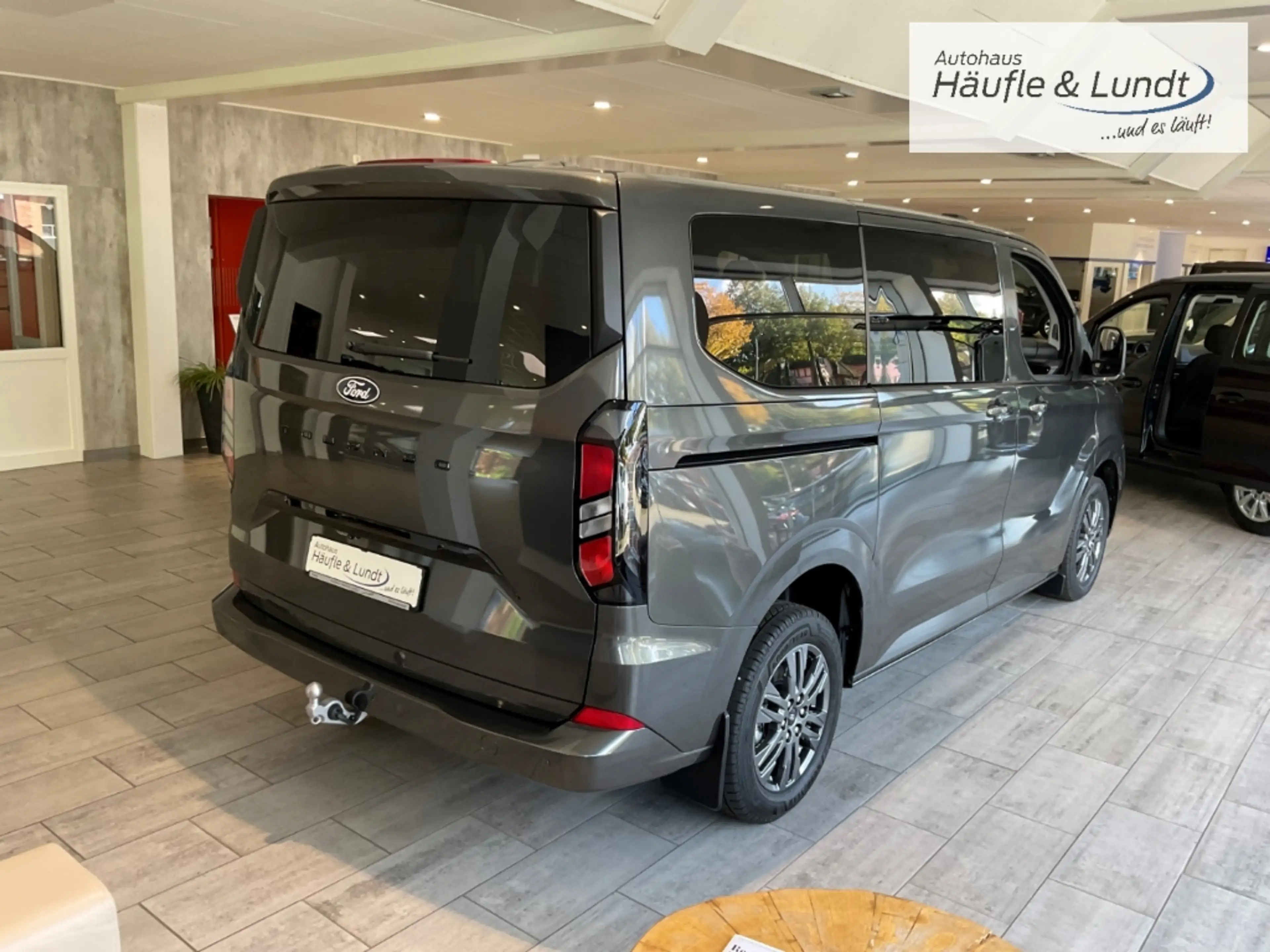 Ford Tourneo Custom 320 L1 Titanium StandHZG AHK-klappbar Navi 360 Kam — photo 5