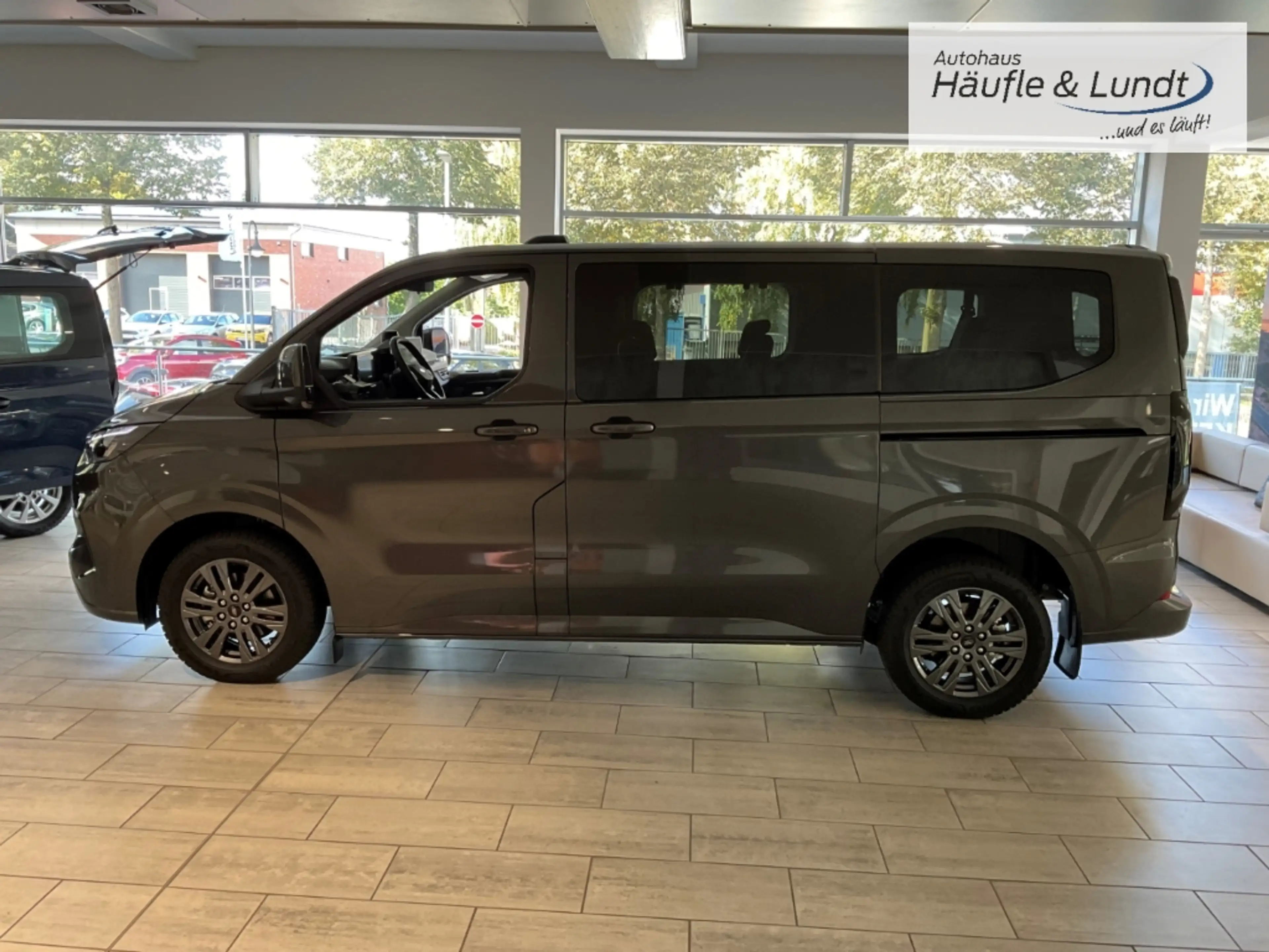 Ford Tourneo Custom 320 L1 Titanium StandHZG AHK-klappbar Navi 360 Kam — photo 3