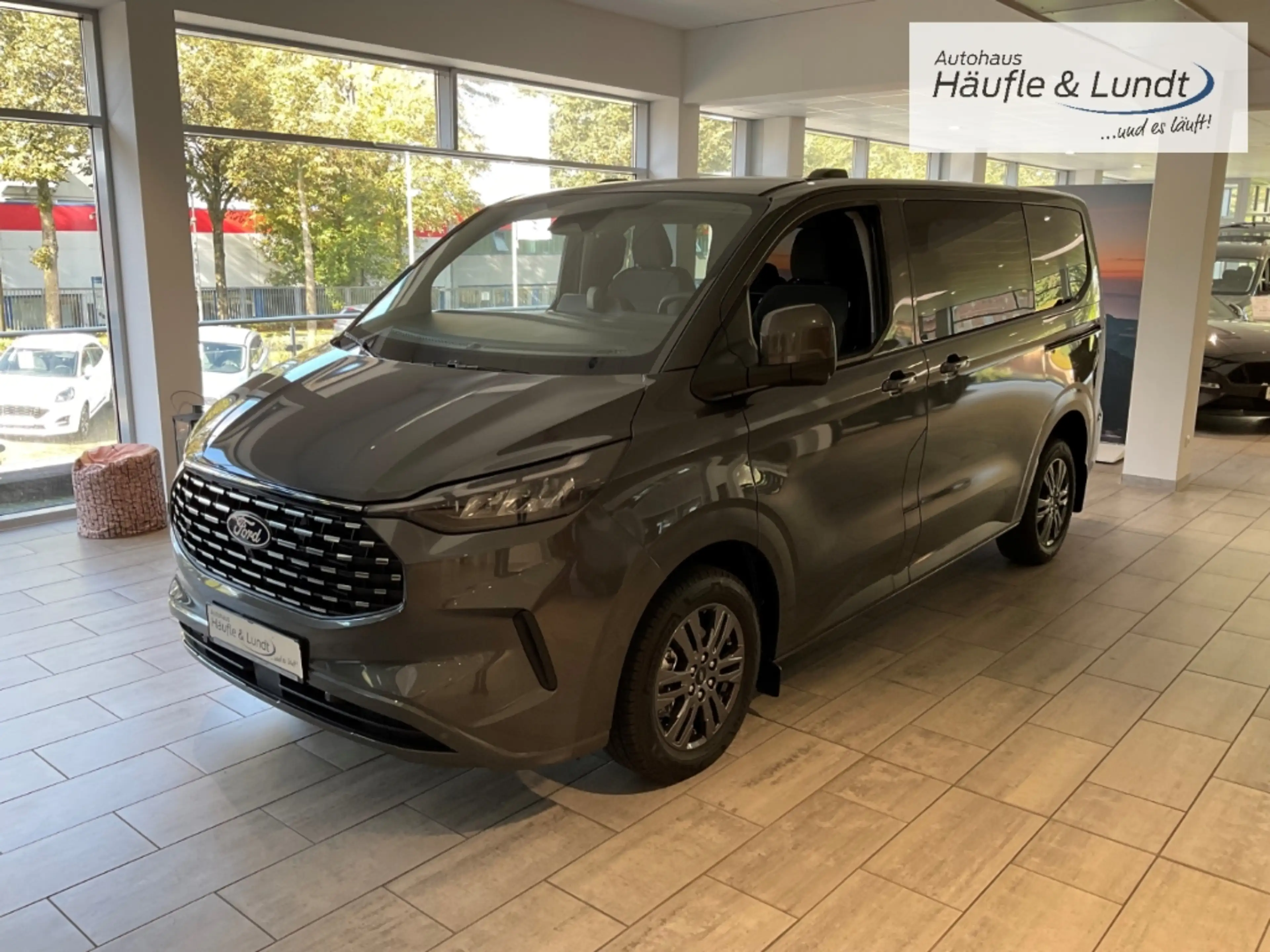 Ford Tourneo Custom 320 L1 Titanium StandHZG AHK-klappbar Navi 360 Kam — photo 2