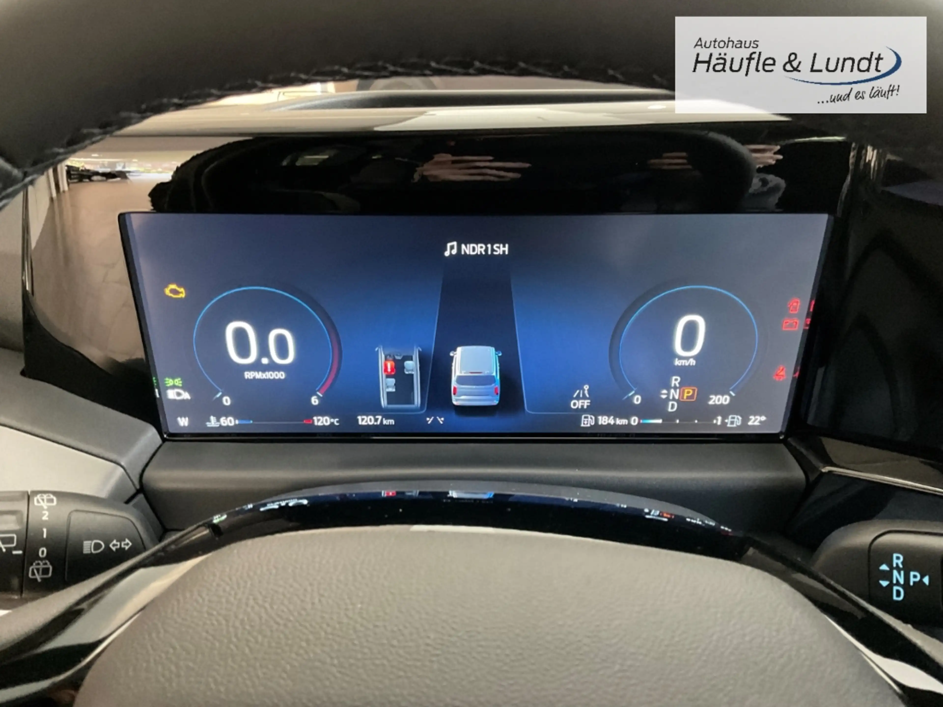 Ford Tourneo Custom 320 L1 Titanium StandHZG AHK-klappbar Navi 360 Kam — photo 11