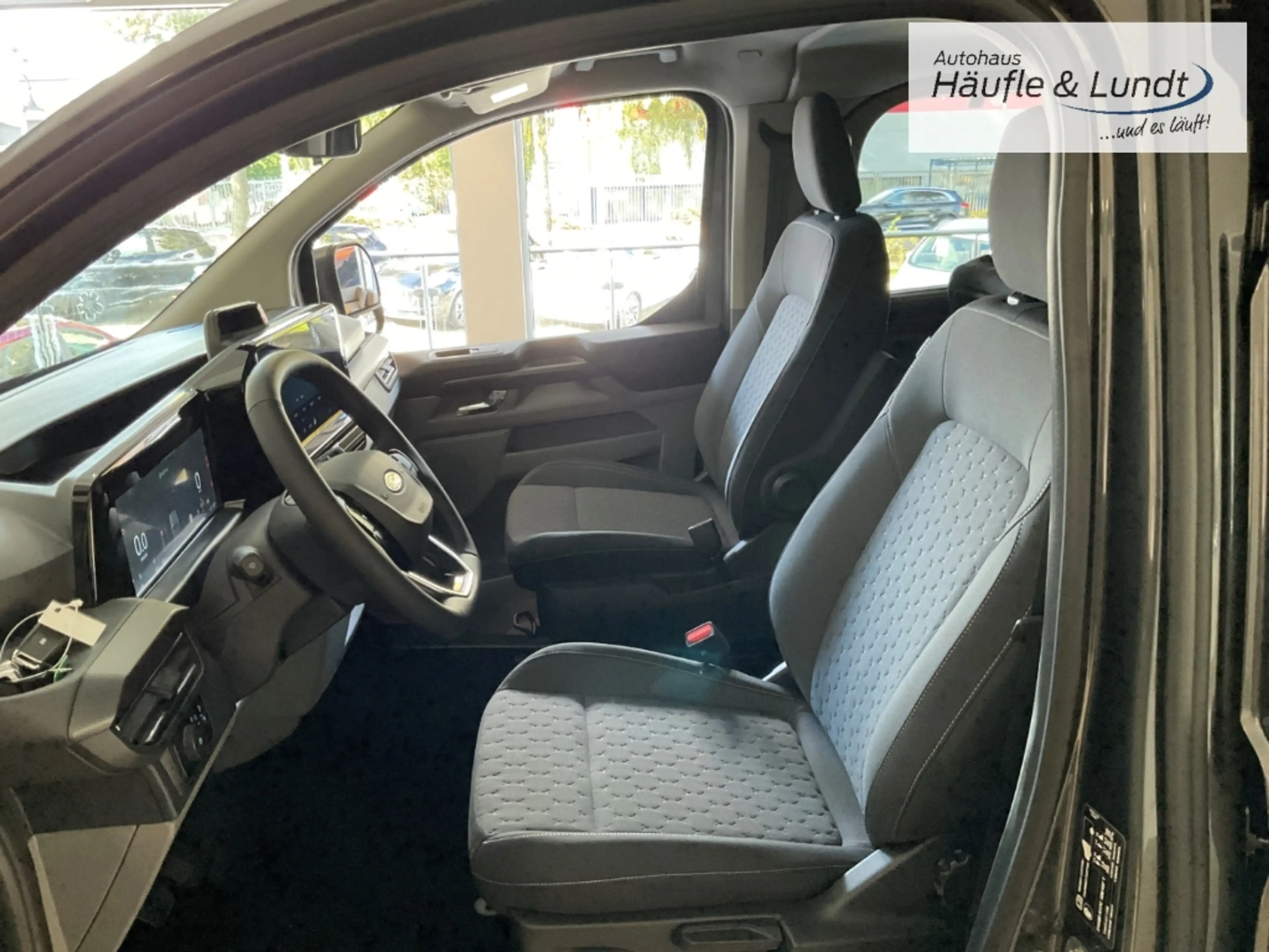 Ford Tourneo Custom 320 L1 Titanium StandHZG AHK-klappbar Navi 360 Kam — photo 6