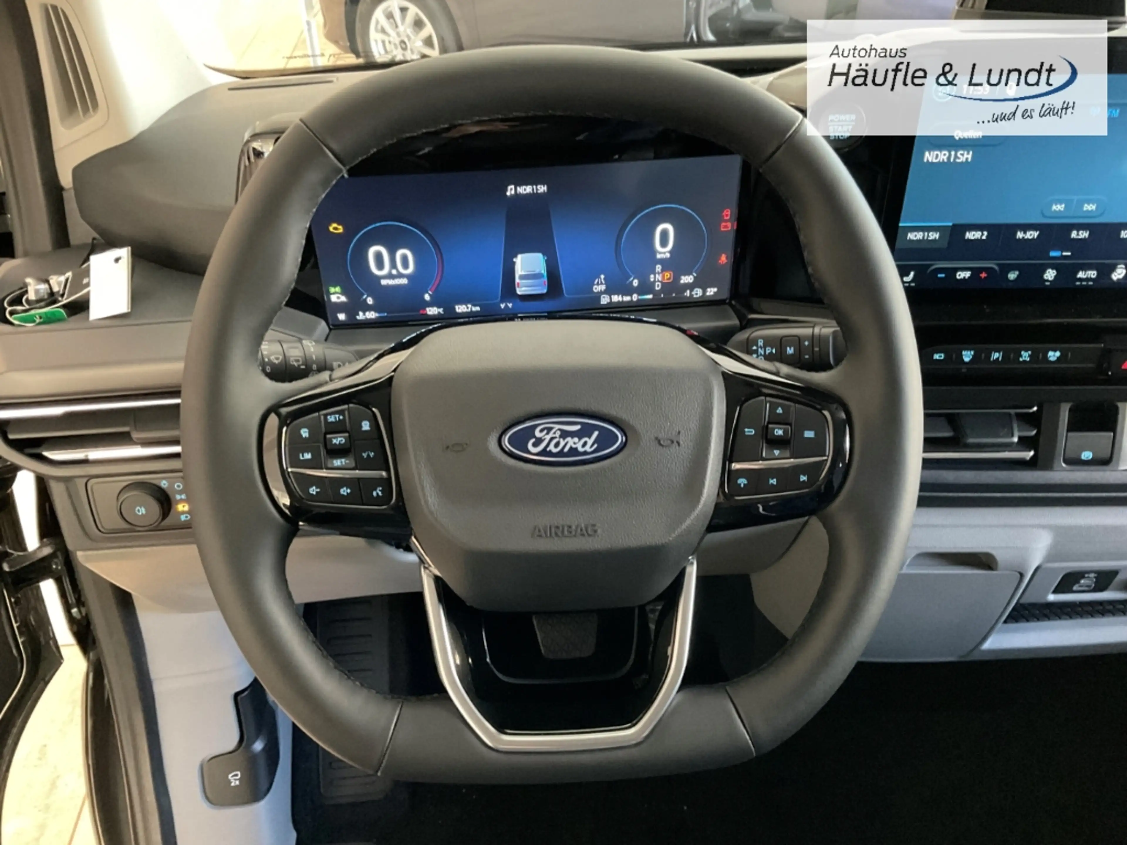 Ford Tourneo Custom 320 L1 Titanium StandHZG AHK-klappbar Navi 360 Kam — photo 10