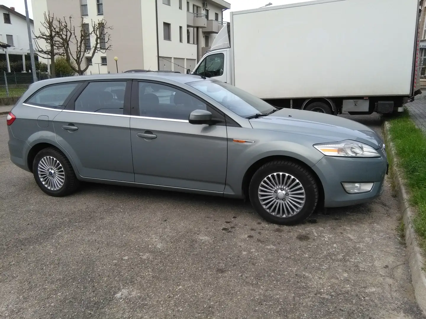 Ford Mondeo Mondeo SW 2.0 tdci Titanium Pack dpf Grigio - 2