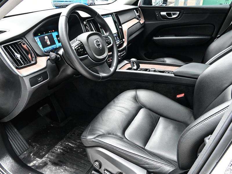 2024 Volvo XC60 B5 AWD Plus Dark Theme alt 3