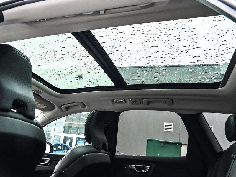 2024 Volvo XC60 B5 AWD Plus Dark Theme thumb 7