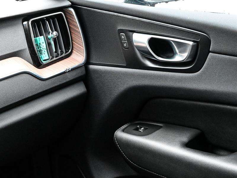 2024 Volvo XC60 B5 AWD Plus Dark Theme thumb 15