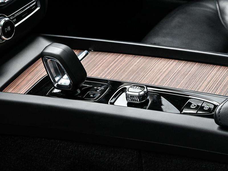 2024 Volvo XC60 B5 AWD Plus Dark Theme alt 4