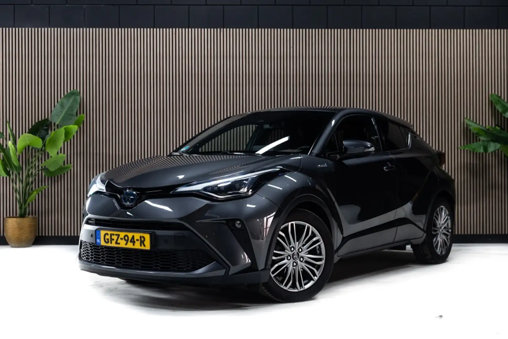 Toyota C-HR 1.8 Hybrid Executive | JBL | Leer | Trekhaak | Cam Grijs - 1