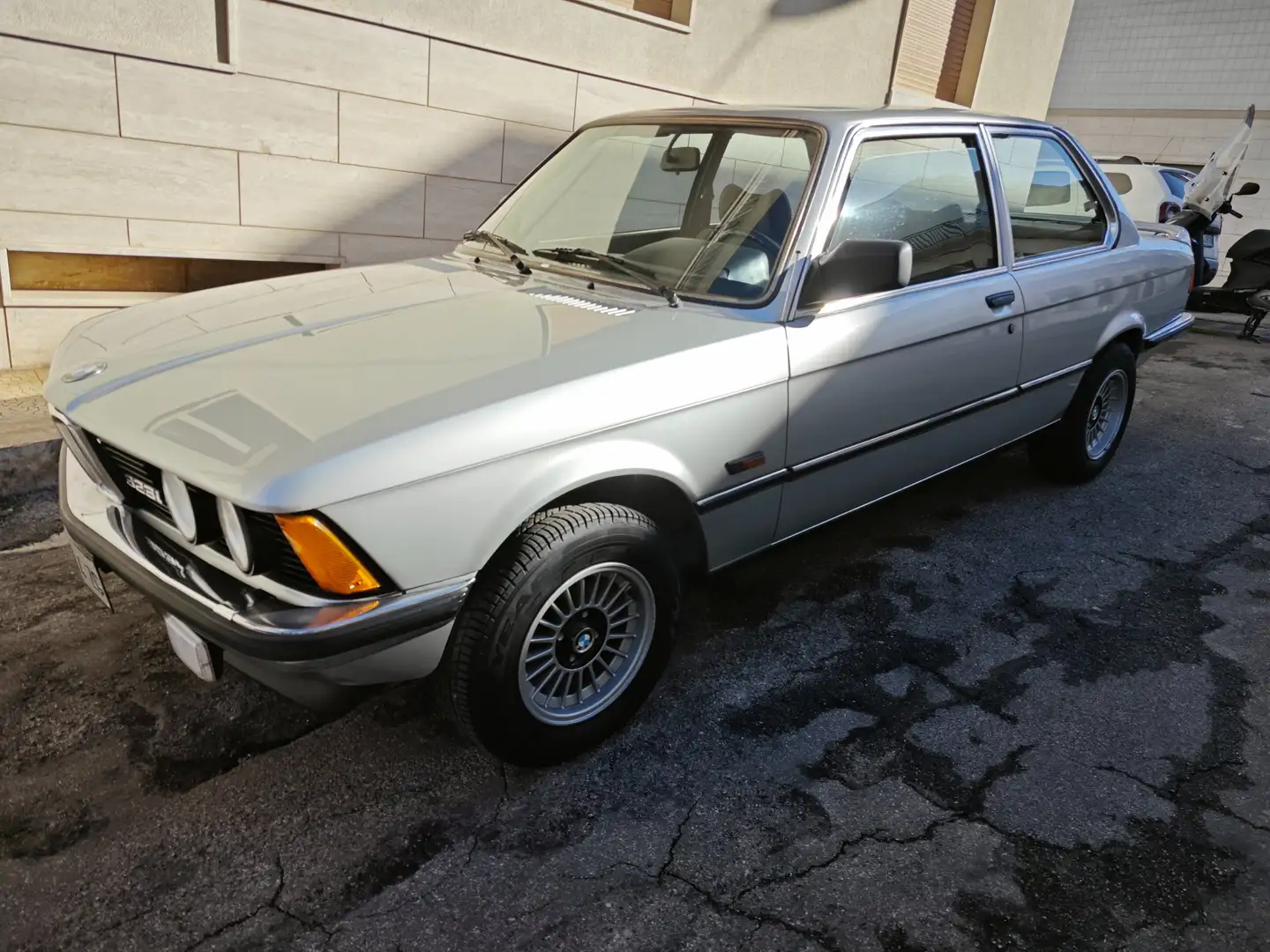 BMW 323 2300 6 cilindri srebrna - 2